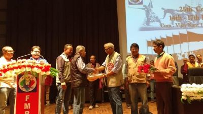 Com. R.Viswanthan felicitated by Com.Tapan sen
